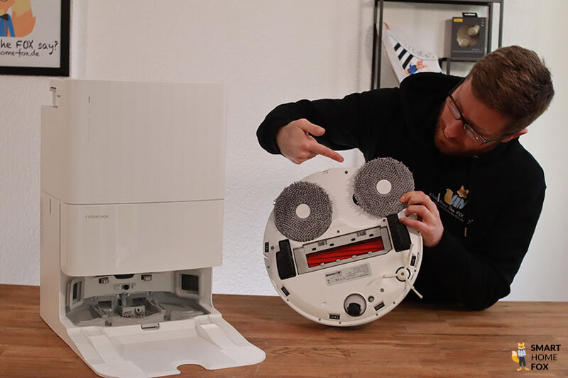 Die rotierenden Wischmopps des Roborock Q Revo MaxV sind zu sehen.